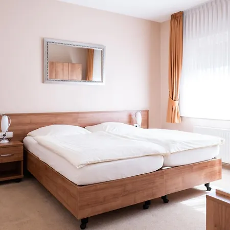 Land-gut-hotel Restaurant Kreuz Meyer 호텔 3*